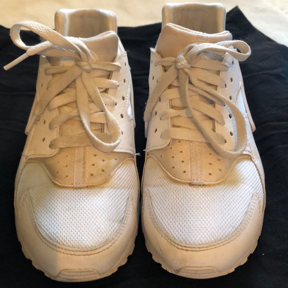 *SOLD*Nike Huaraches White. Women’s Size9 (7youth)